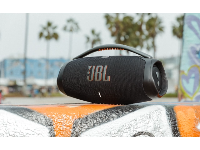 JBL Boombox 3 Wi-Fi Black en la playa, ideal para disfrutar de música al aire libre.