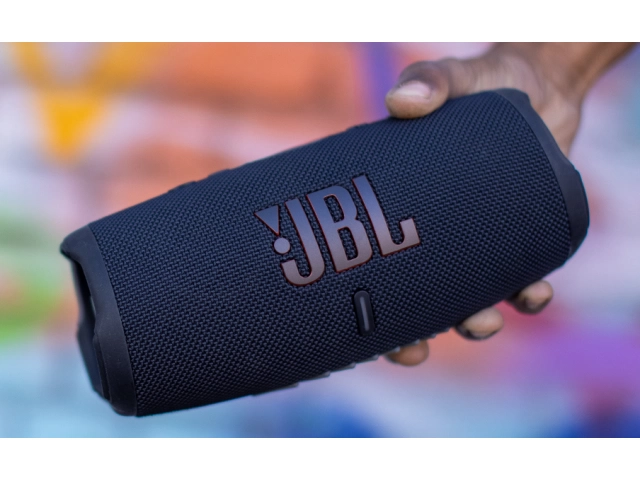 JBL Charge 5 Black animando una fiesta al aire libre con su potente sonido JBL Original Pro.%u200B