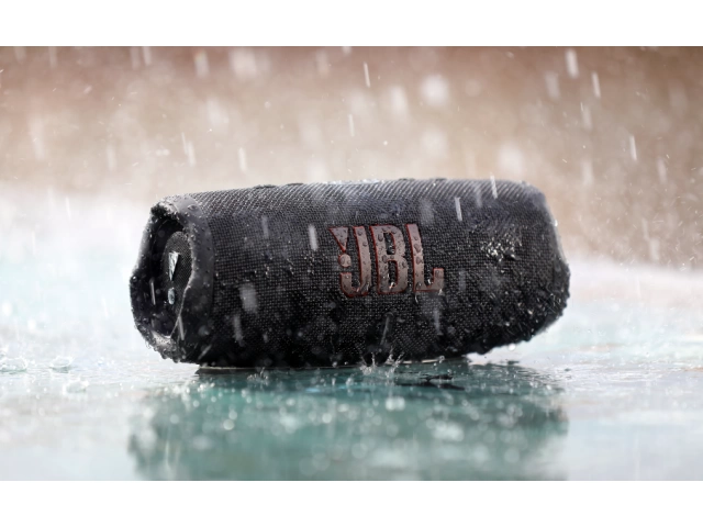 Altavoz JBL Charge 5 Black junto a una piscina, ideal para ambientes húmedos y actividades al aire libre.%u200B