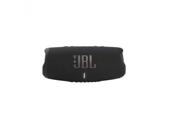 Vista frontal del altavoz portátil JBL Charge 5 en color negro, destacando su diseño elegante y compacto.