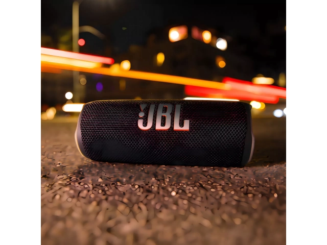 Parlante JBL Flip 6 Black en uso al aire libre, ideal para reuniones y fiestas.