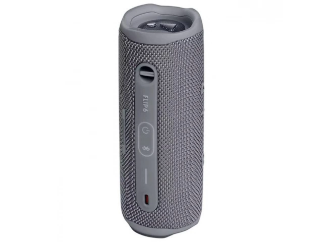 Parte trasera del JBL Flip 6 en color gris, destacando el puerto USB-C y la correa de transporte