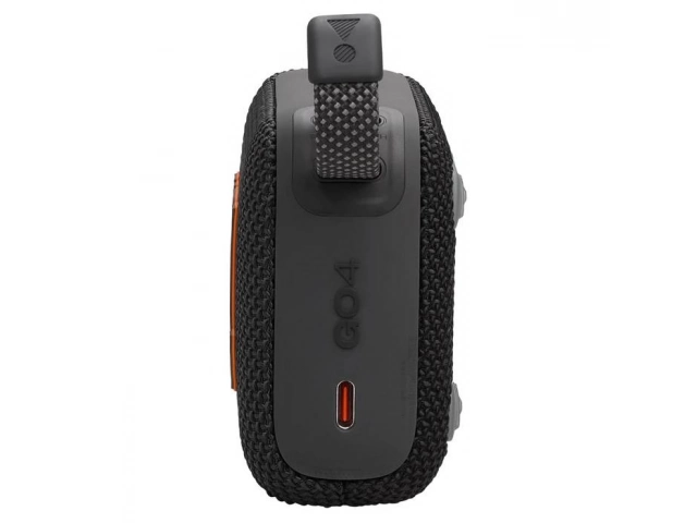 Vista lateral derecha del JBL Go 4 Black destacando su textura de tela y botón de encendido.