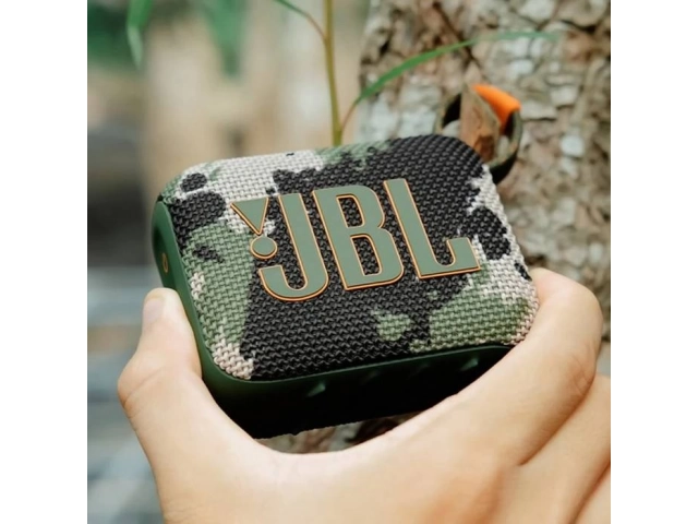 JBL Go 4 Squad sostenido en la mano, demostrando su tamaño compacto y portabilidad.