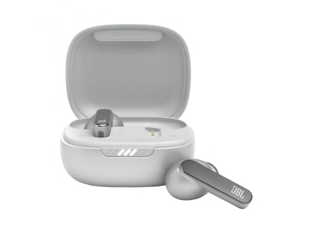 Estuche de carga abierto con los auriculares JBL Live PRO 2 blancos colocados.