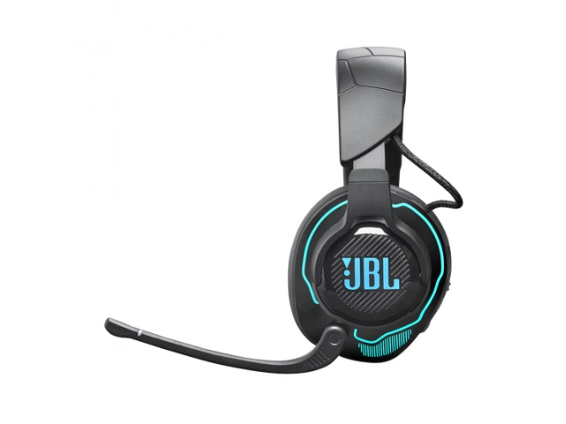Vista lateral del JBL Quantum 910 mostrando el micrófono boom y detalles de diseño.