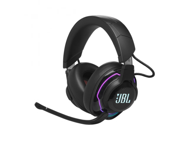 Detalle del logo JBL iluminado en los laterales del Quantum 910, con estética gamer premium.