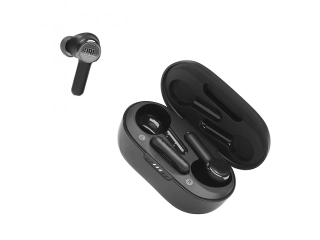 Estuche de carga abierto con los JBL Quantum TWS en color negro.