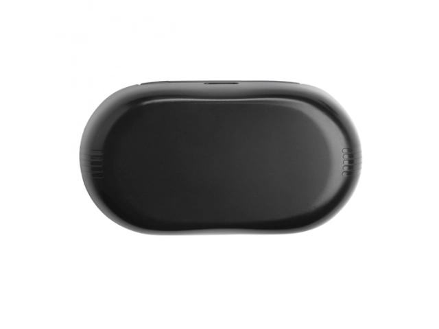 Estuche cerrado de los JBL Quantum TWS negros, compacto y de fácil transporte.