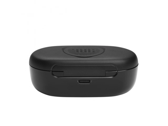 Estuche cerrado de los JBL Quantum TWS negros, compacto y de fácil transporte.