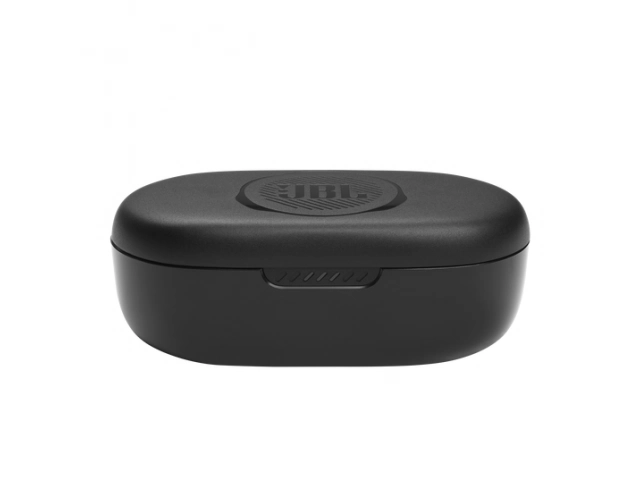 Estuche cerrado de los JBL Quantum TWS negros, compacto y de fácil transporte.
