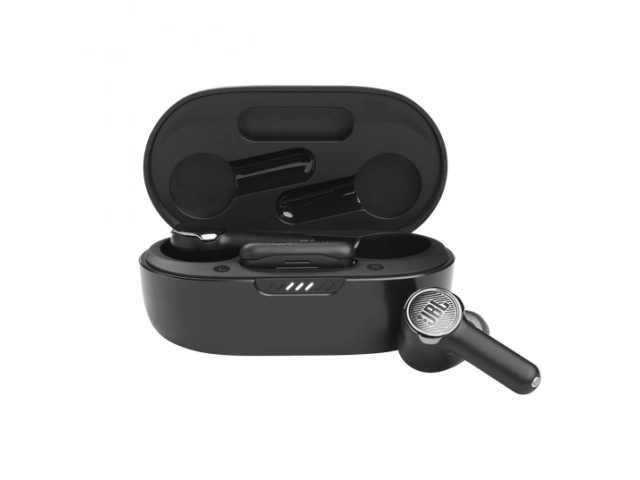 Auriculares JBL Quantum TWS Black vistos de frente, diseño compacto y estilo gamer.