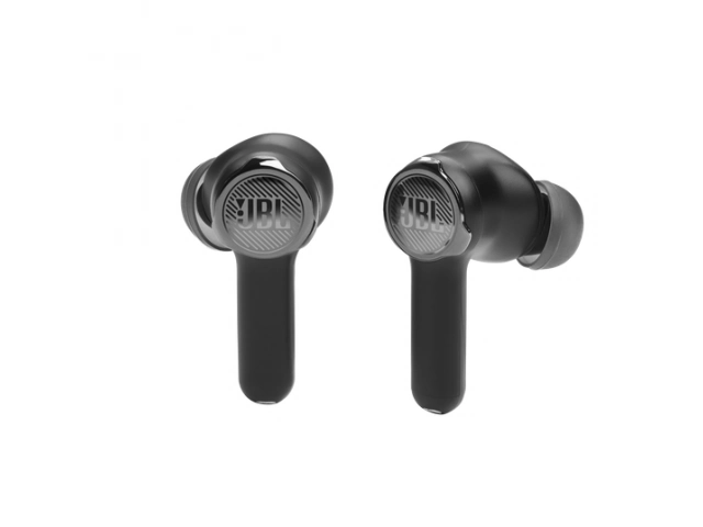 Detalle del logo JBL en los auriculares Quantum TWS negros, sello de calidad sonora.