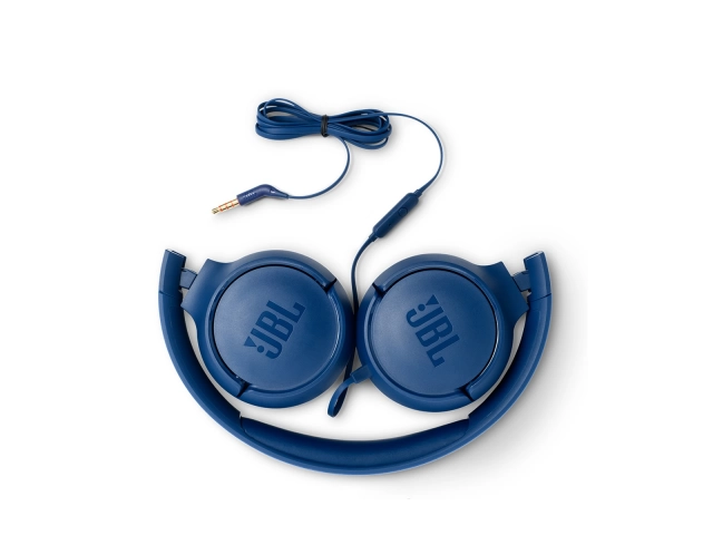 Persona utilizando cómodamente los auriculares JBL Tune 500 Azules.