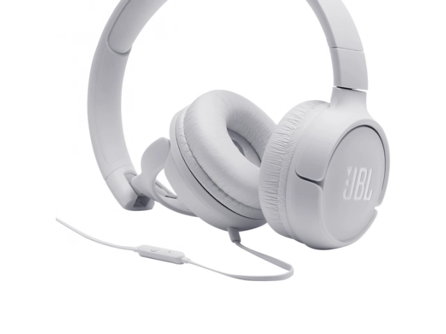 Detalle del cable plano antienredos y control con micrófono de los auriculares JBL Tune 500 blancos, a la venta en Uruguay