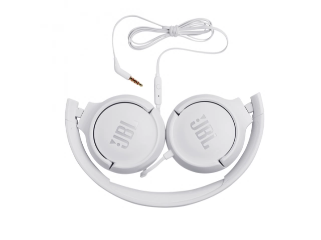 Detalle del cable plano antienredos y control con micrófono de los auriculares JBL Tune 500 blancos, a la venta en Uruguay