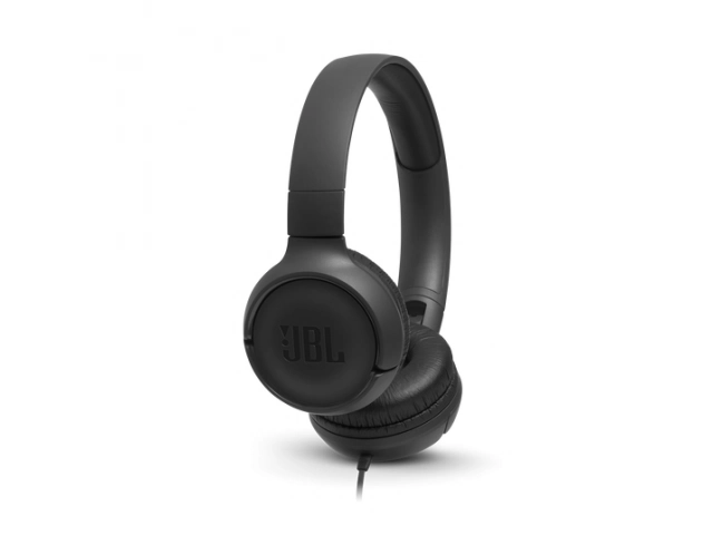 Logo JBL visible en los auriculares Tune 500 en color negro como garantía de calidad.