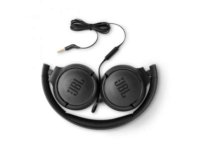 Detalle del micrófono con botón multifunción del JBL Tune 500.