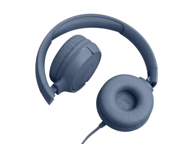 Una persona utilizando los auriculares JBL Tune 520BT, con un efecto visual que sugiere la calidad del sonido Pure Bass.