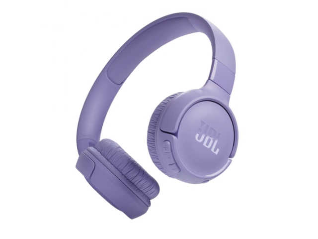 Detalle del logo JBL en los auriculares Tune 520BT en color púrpura.