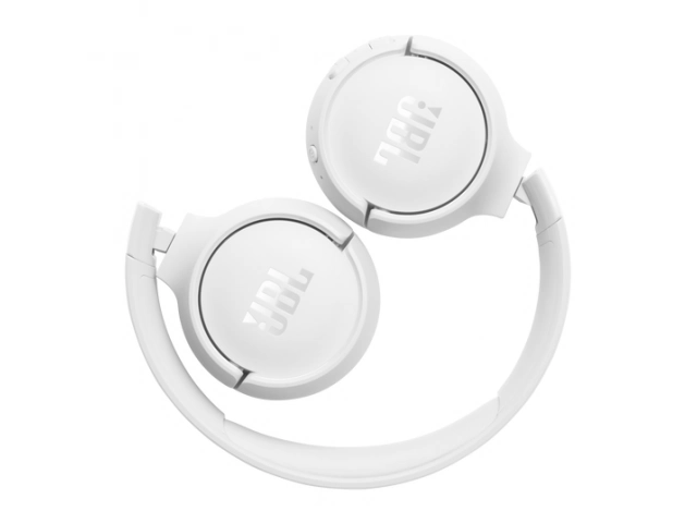 Logo JBL en los laterales del auricular Tune 520BT blanco como garantía de sonido y estilo.