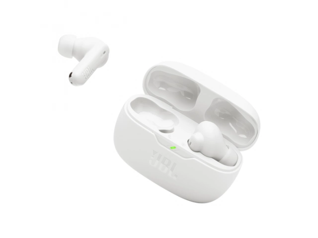 Estuche de carga abierto con los auriculares JBL Wave Beam 2 en color blanco.