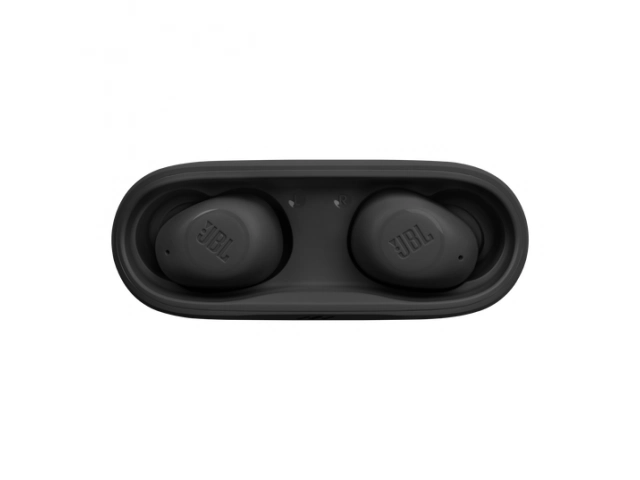 Estuche abierto con los auriculares JBL Wave Buds en color negro colocados.