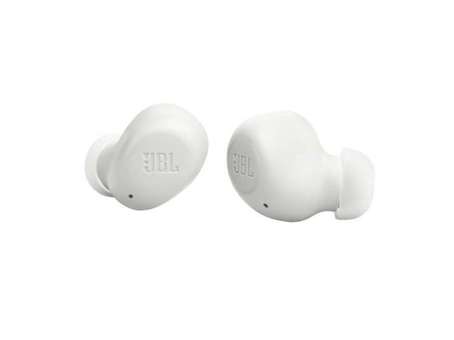 Usuario en Uruguay disfrutando del ajuste cómodo y sonido de los auriculares JBL Wave Buds Blancos.