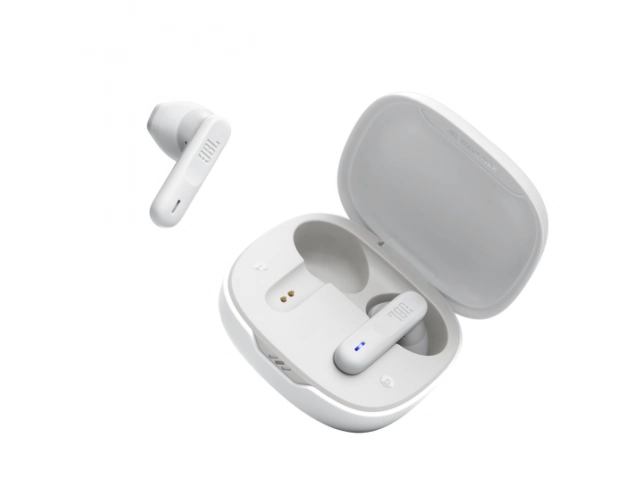 Estuche abierto con los JBL Wave Flex blancos colocados en su interior.