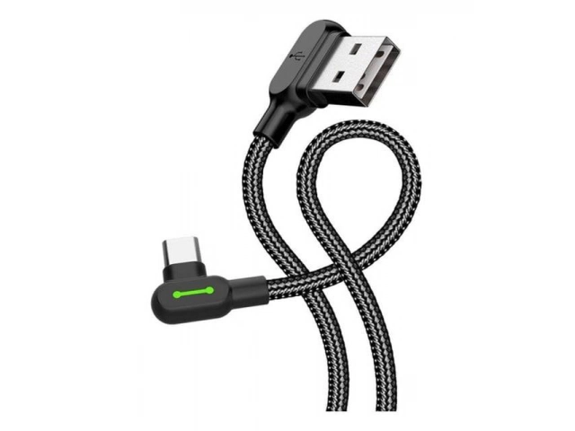 Persona jugando en un celular Samsung con el cable Mcdodo USB-C de 90 grados conectado, mostrando el agarre ergonómico.