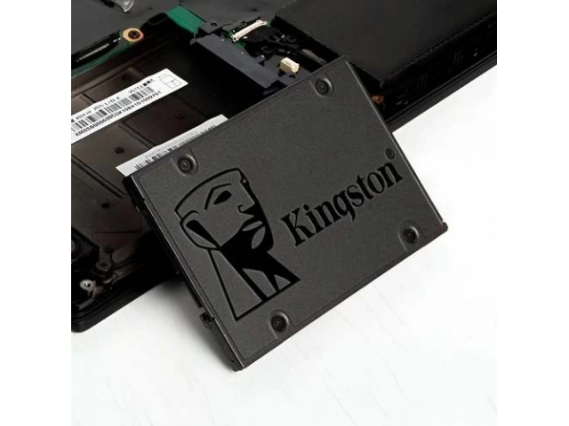 Detalle de la interfaz SATA III del disco SSD Kingston A400 de 480GB. La actualización perfecta para el rendimiento de tu equipo. Avlis