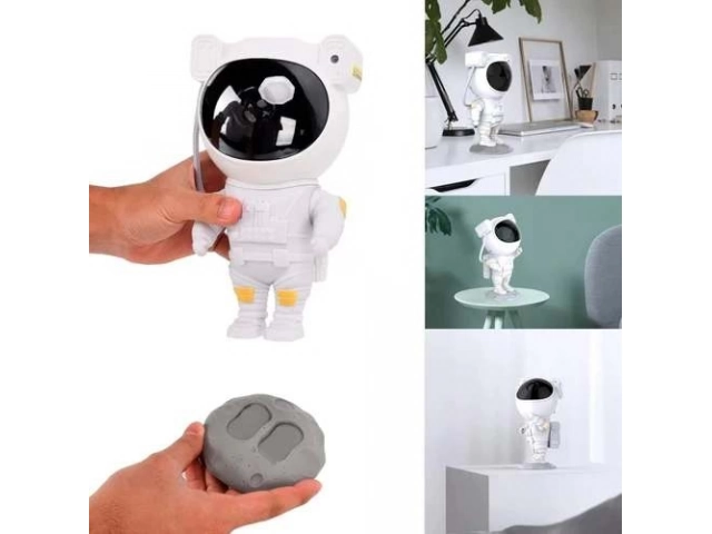 Lámpara proyector astronauta iluminando una habitación con efectos de nebulosa multicolor y estrellas. Decoración espacial única en Avlis Uruguay.