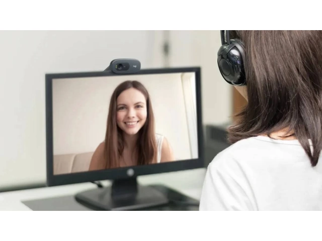 Webcam Logitech C270 HD montada sobre un monitor de PC