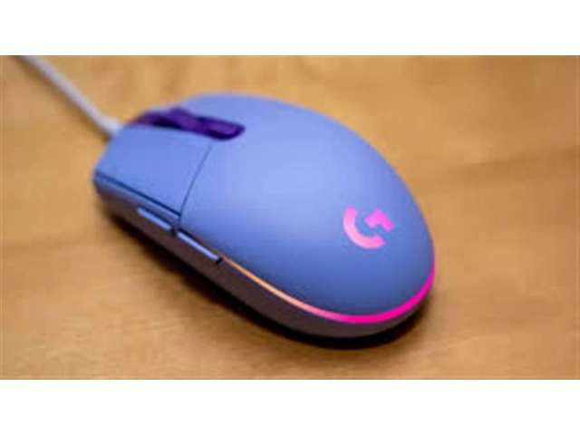 Imagen desde arriba del mouse Logitech G203 Lightsync Violet con logo iluminado