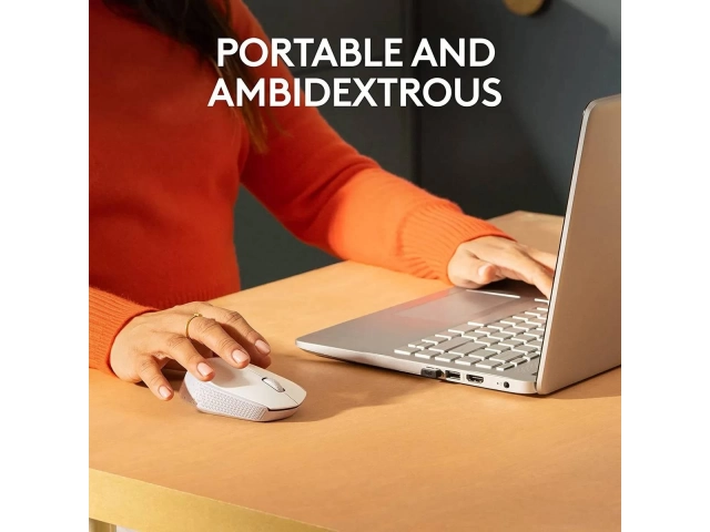 Usuario utilizando el mouse Logitech M170 blanco en un entorno de oficina