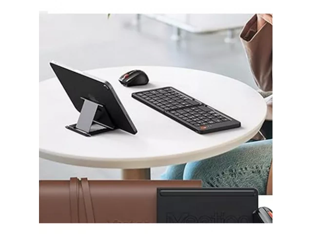 Teclado plegable Meetion BTK001 negro en uso con tablet, perfecto para productividad móvil.