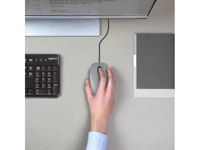 Logitech M110 Silent en uso sobre escritorio ideal para ambientes de oficina silenciosos