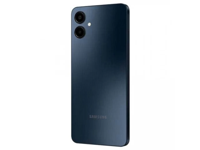 Pantalla encendida del Samsung Galaxy A06 negro, destacando su interfaz y claridad.