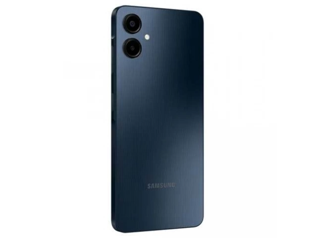Pantalla encendida del Samsung Galaxy A06 negro, destacando su interfaz y claridad.