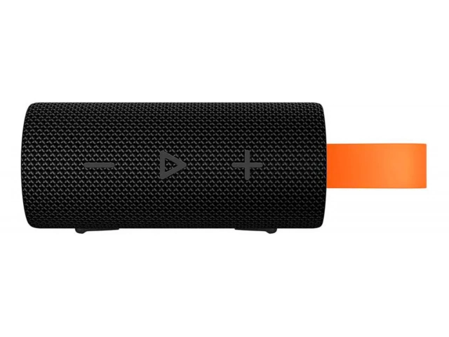 Vista lateral del Xiaomi Sound Pocket 5W, mostrando su diseño portátil y resistente.