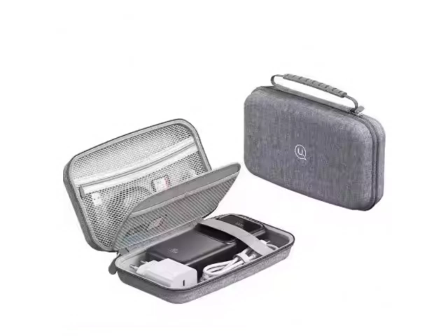 Porta Powerbank Usams ZB290 Grey abierto, mostrando el espacio interior y el material suave que protege la batería externa y cables en Uruguay.  