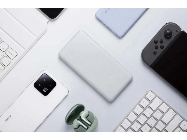 Tamaño compacto y portátil del Powerbank Xiaomi 10000mAh 22.5W Lite gris, ideal para llevar, Avlis Uruguay.