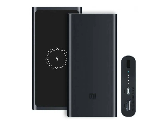 Persona en Uruguay utilizando la Powerbank Xiaomi 10000mAh con carga inalámbrica en su rutina diaria.