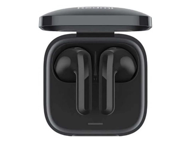 Persona usando los auriculares Xiaomi Redmi Buds 6 Active negros durante una actividad deportiva, mostrando su ajuste seguro en Uruguay.