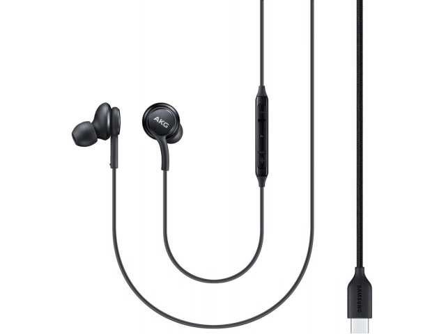 Conector USB-C de los auriculares AKG IC100B compatible con dispositivos modernos.