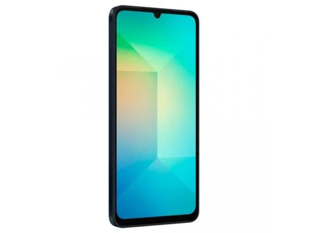 Persona utilizando el smartphone Samsung Galaxy A06 negro en Uruguay para tareas diarias.