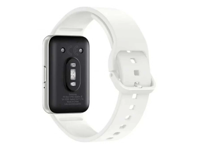 Detalle del diseño clásico con cuerpo de aluminio y correa confortable del Samsung Galaxy Fit3 Silver. Elegancia y durabilidad. Avlis