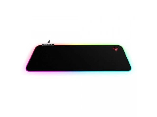 Setup gamer mostrando el mousepad Fantech MPR800s RGB Negro extendido, iluminando el espacio y ofreciendo amplio control. Avlis Uruguay.