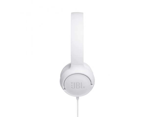 Joven disfrutando del potente sonido JBL Pure Bass con los auriculares JBL Tune 500 blancos.