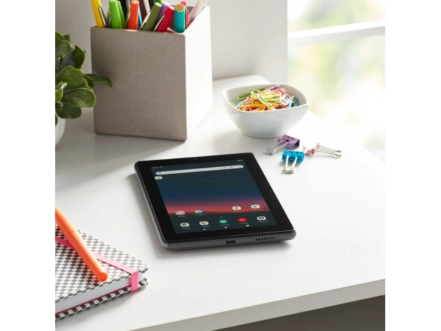 La Tablet ONN 7" 2022 Charcoal siendo utilizada por una familia o en un ambiente de ocio, ilustrando su versatilidad para el consumo de contenido y educación en Uruguay.